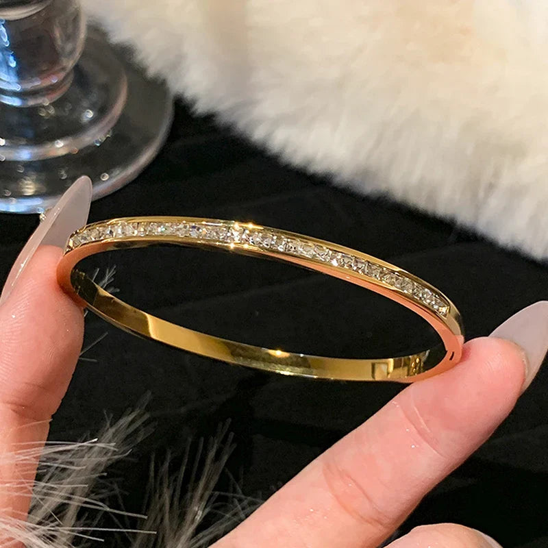 Classic Bracelet with Mother-of-Pearl and Zirconia Detail